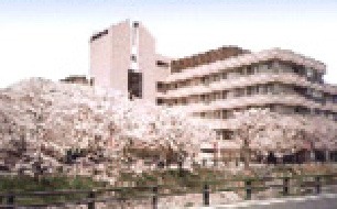 ② 高田川から見る病院